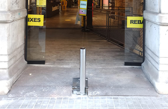 pilona seguridad extraible instalada